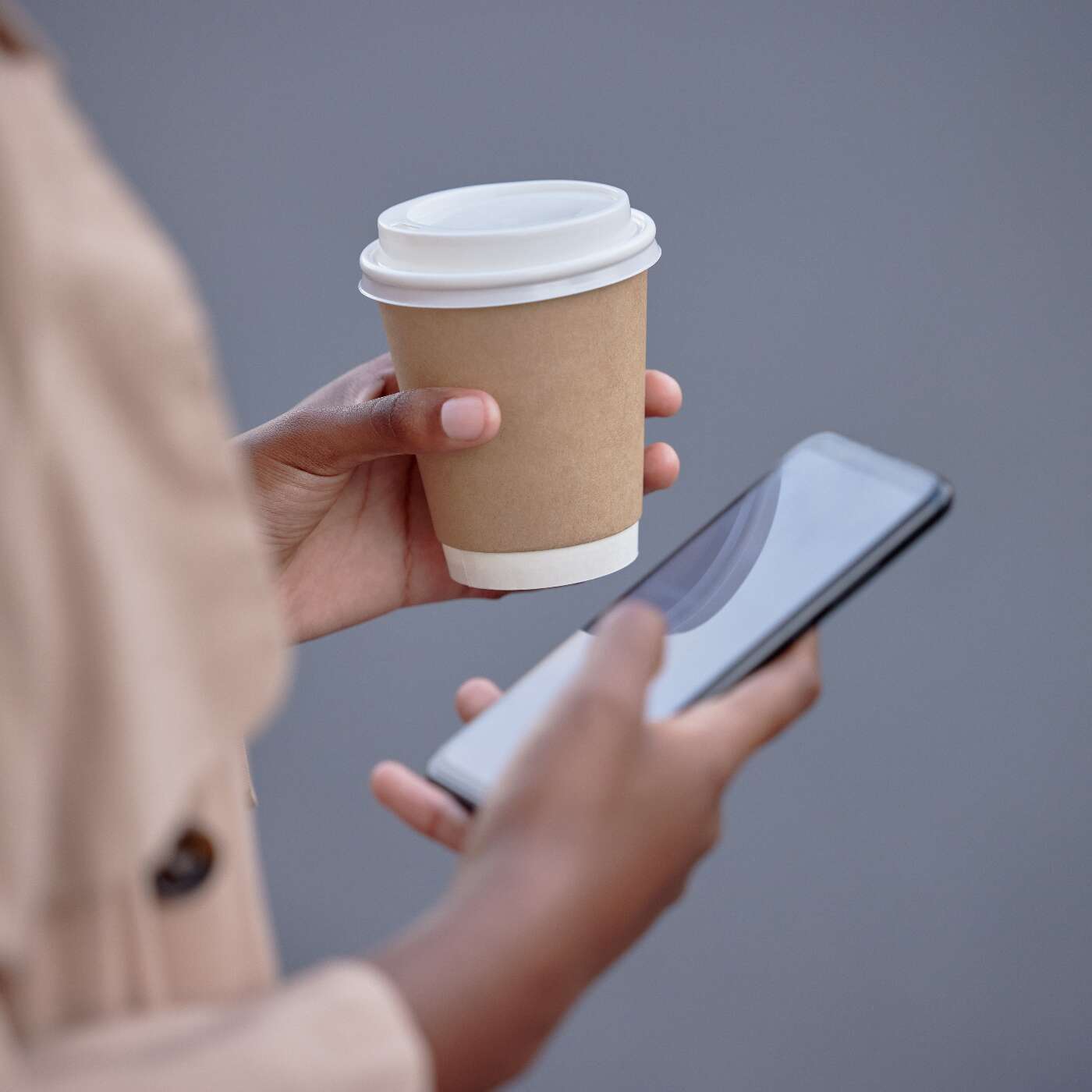 Okänd person kollar på sin mobil och ansöker om att få sin ockerhyra återbetald.